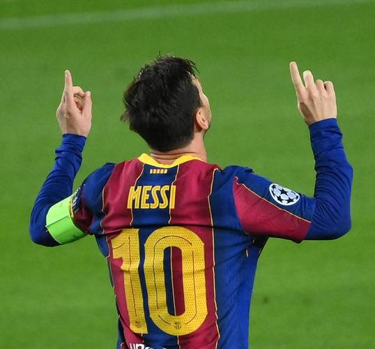 球门后面也能进球？梅西秀活从球门正后方起脚破门，获队友掌声