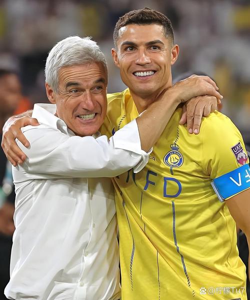 老友相见！C罗拥抱前来观战的费迪南德，两人亲切交流