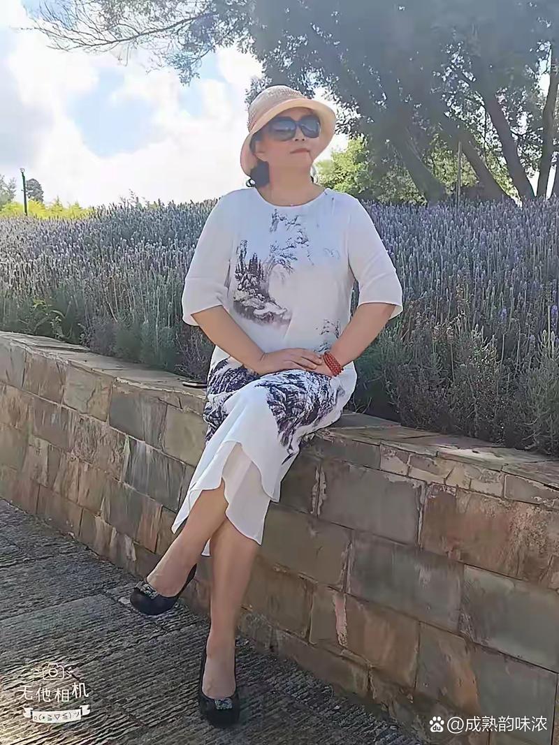 长友佑都妻子拍摄杂志照片,展露成熟女性韵味