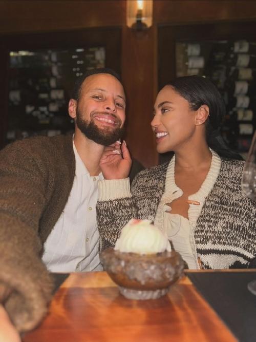 还有这一手！库里抱着吉他与阿耶莎篝火旁浪漫合奏 享受二人世界