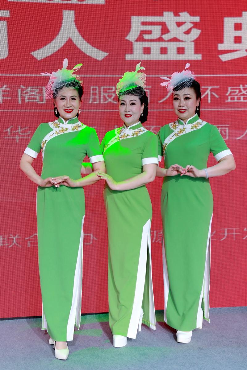 马布里与妻子走秀：欢迎收看“中老年”秋装T台秀 为喜欢模特投票