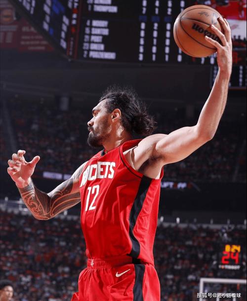 光脚不怕穿鞋的？亚当斯光脚来到火箭训练馆 和老伙计KD有说有笑