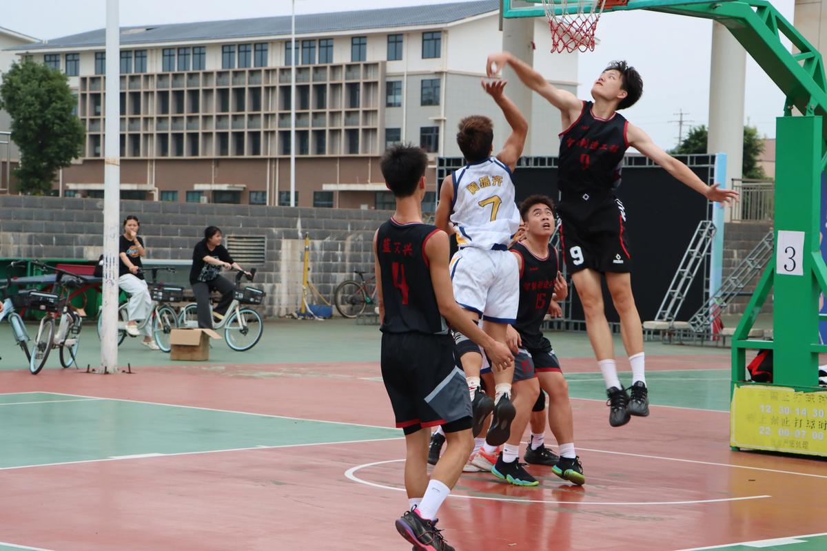 很街头!篮网把训练搬到公园室外球场 大量球迷现场围观