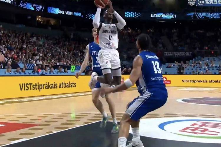 罚球11-34!阿贾:我们有3个人都被吹了5次犯规 这非常有趣