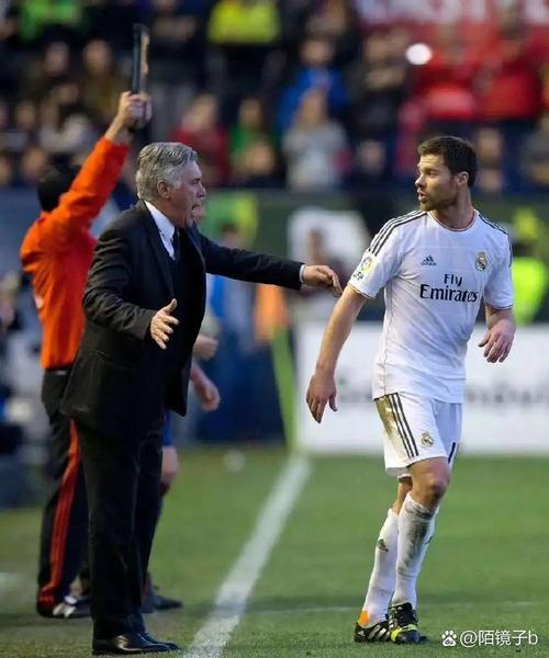 阿斯:阿隆索在飞机上复盘马德里德比,和多位球员及团队探讨问题