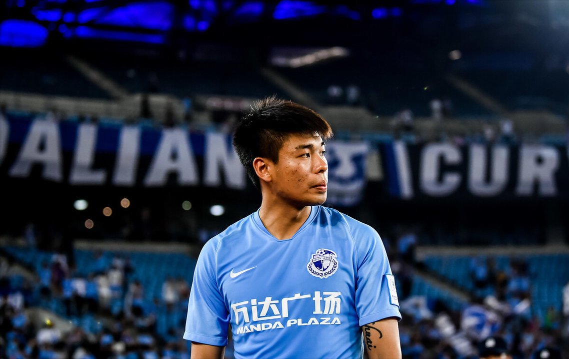 沪媒:李帅去年来一直受肌腱伤病困扰,要完全根除并不容易