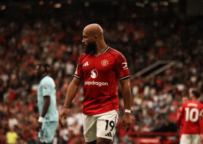 前英超裁判:科林斯真的非常非常幸运 姆伯莫获得了绝对得分机会