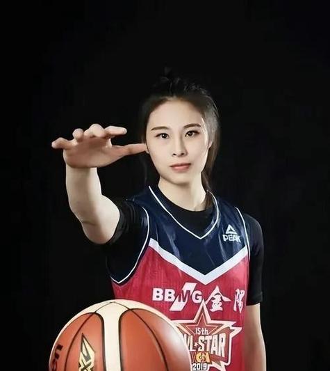 郭艾伦与王思雨台上比赛 艾伦为了抢球一把推开了思雨