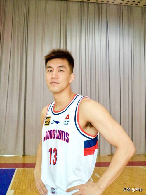 郭艾伦亮相微博篮球之夜！感叹现在只想多打球 健健康康的打球