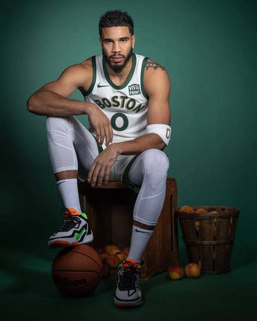 相较新秀赛季增重30磅!文班:在疯狂吃东西 但我不会变成胖子