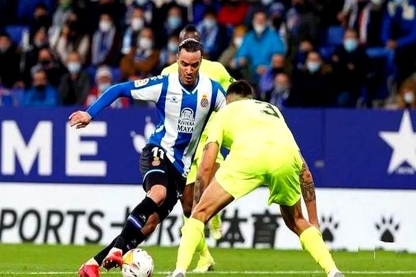 刚接受膝盖手术!霍安-加西亚被拍到拄拐现身巴萨基地