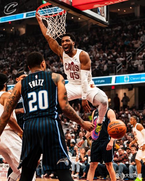 米切尔:鲍尔是个顶级防守者 他的防守心态让我对他敬佩不已