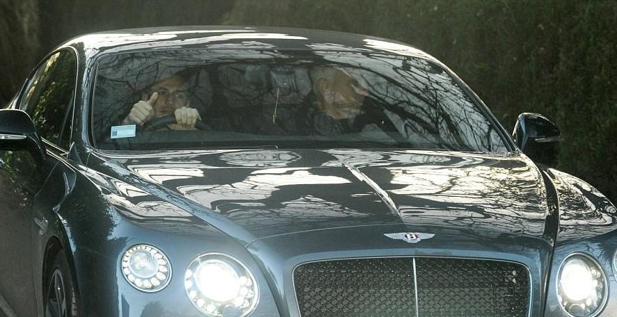 邮报:内维尔被拍到开宾利时玩手机,或被罚200镑扣6分