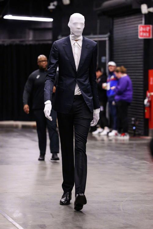 恐怖蜘蛛人！文班亚马媒体日定妆照拍摄 单手持球天赋尽显