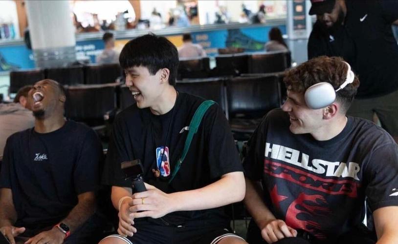 哈哈！新赛季媒体日克林根和杨瀚森拿着微型相机互拍