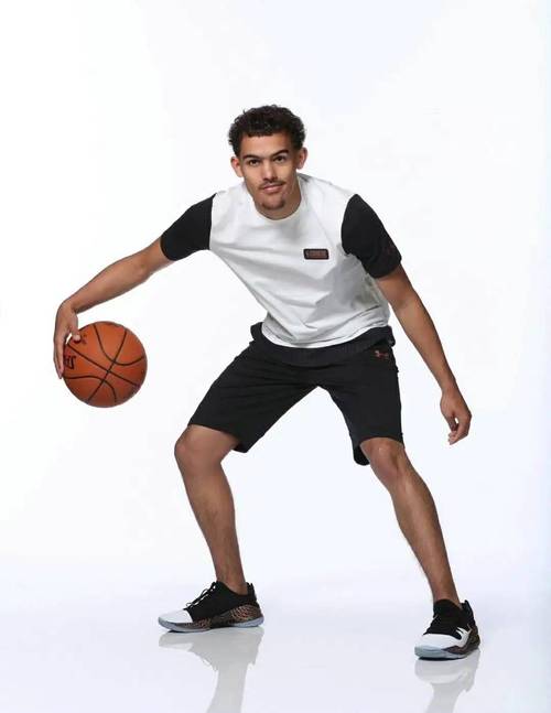 一直都穿11号!特雷-杨新增高中&大学校队球衣纹身