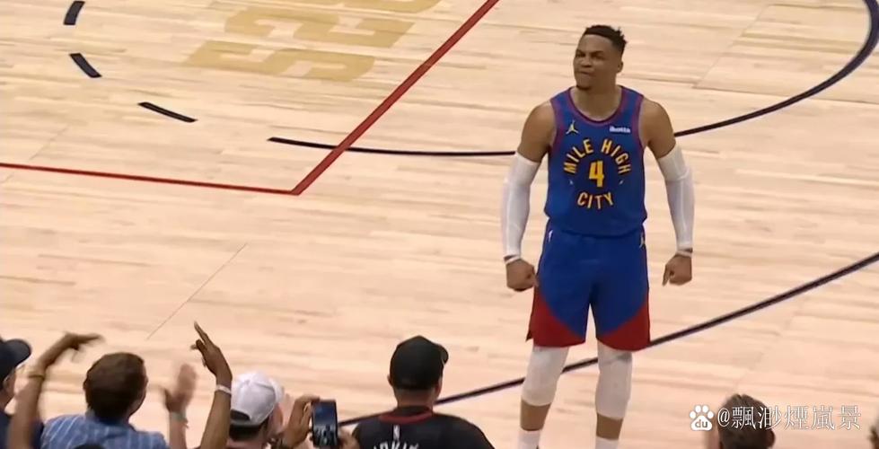 泰伦-卢:比尔融入球队毫无难度 他能挡拆/空切/接球投/传球