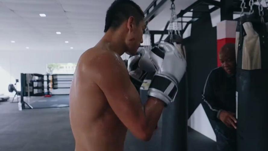 威姆斯夸张臂展拳击全面压制 前者砸击后脑+左勾拳轰倒恶鼠引争议