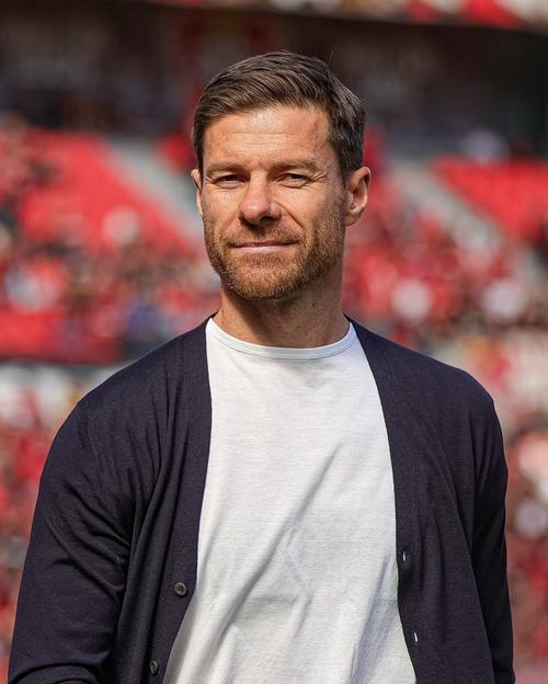 太会整活了😂阿隆索赛后收到“一条鱼”，嘴里不停喊Hala马德里