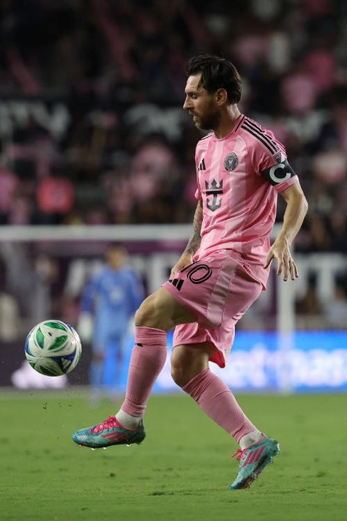 苏亚雷斯本场数据:梅开二度,4射2正,1次关键传球,评分8.6分