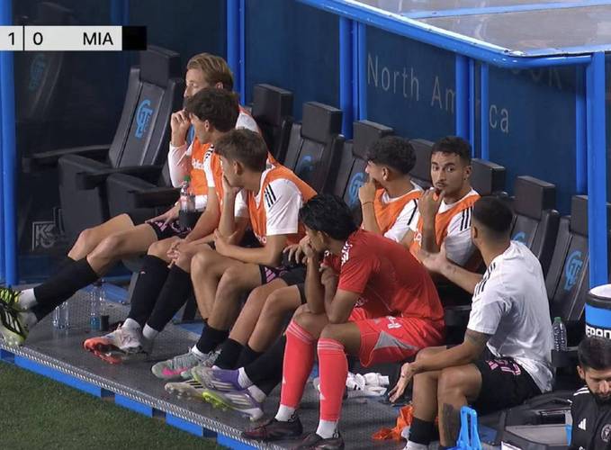 迈阿密两球落后!芝加哥火焰反击得手,迪恩小角度破门