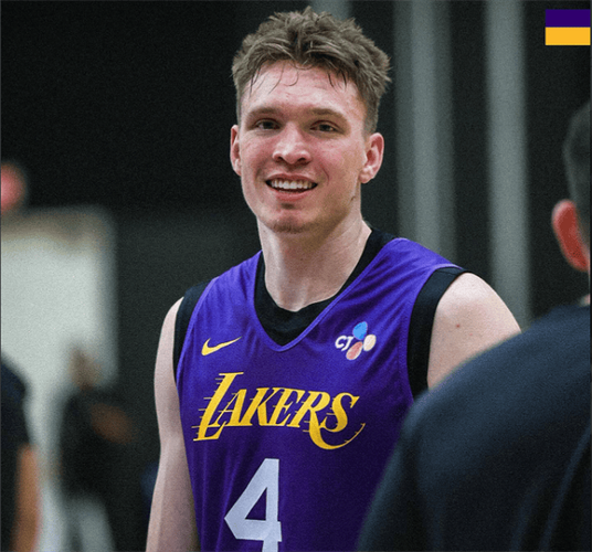 雷迪克:去年训练营詹姆斯可能有点练过头了 今年让他缓慢备战