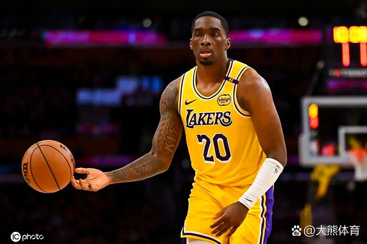 詹姆斯:斯玛特经历过大场面 我要继续为卢卡以身作则并向他学习