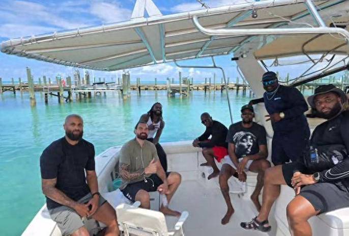 亚当斯:钓到那条大金枪鱼时我感觉像夺冠了 而杜兰特却面无表情