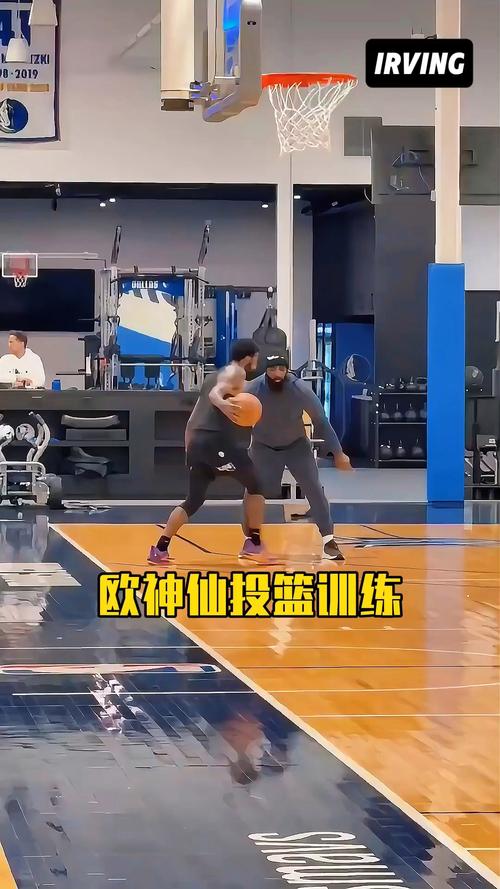 恢复相当好！欧文在球队训练中练习后撤步投篮 动作相当丝滑