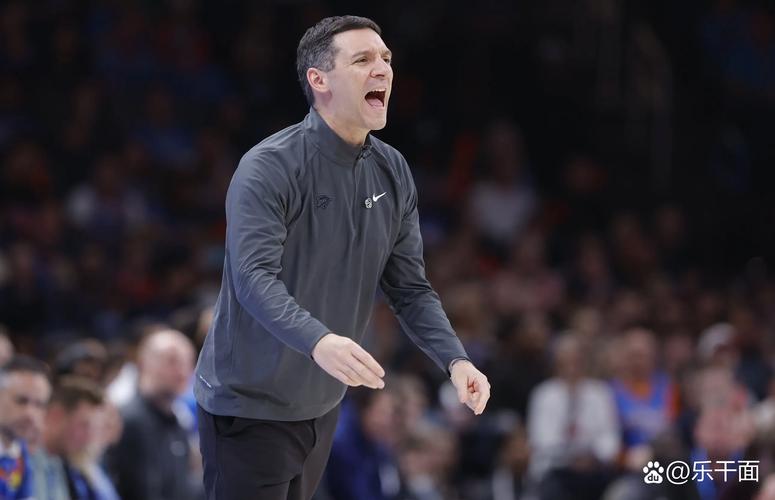 整活达人！新赛季自己从小王变大王 约基奇定妆照耍“大牌”