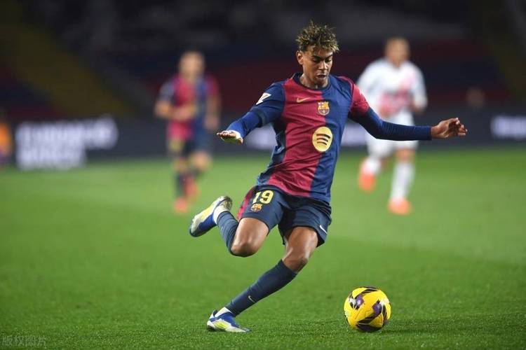 前裁判:亚马尔被门德斯放倒,后者已有一张黄牌,但裁判放过了他