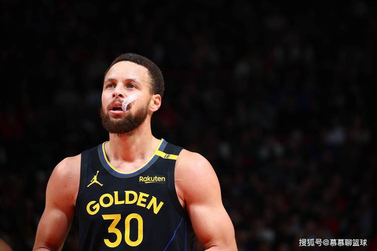 是否计划让小库里进入常规轮换?邓利维:是的 增加投射是好事