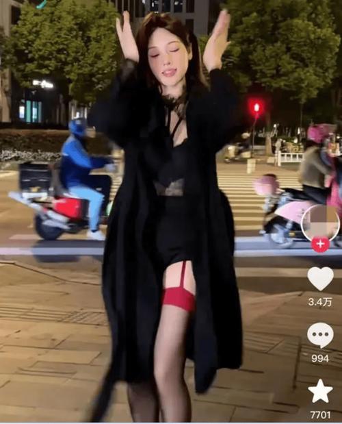 56学姐来啦!吴柳芳直播说要感谢吧友投票 昨晚现身评论区