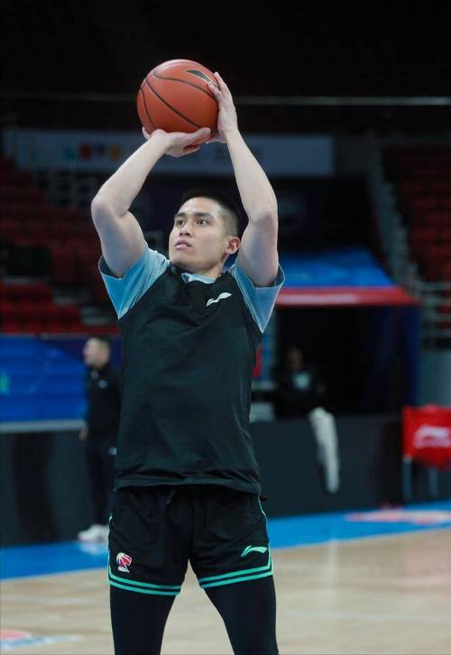 周琦与陈盈骏现身首钢园观战王楚钦比赛 儿子糊糊也在~