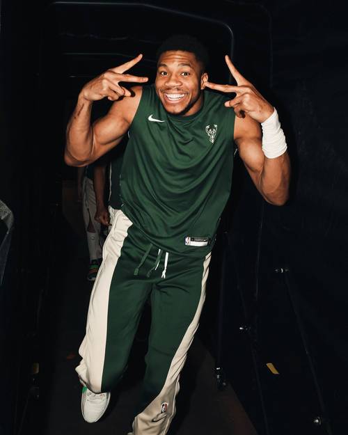 重返雄鹿!字母哥哥在社媒晒出定妆照:生涯第十三个篇章