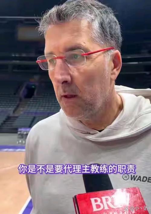 理查兹:教练要求大个在挡拆防守中要上提 给持球人更大的压力