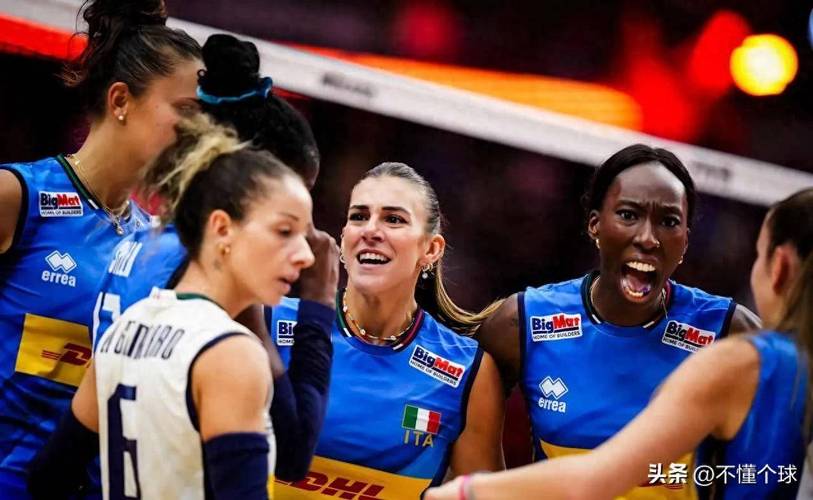 意大利女排球员、奥运冠军埃格努造访国米,与劳塔罗互换球衣