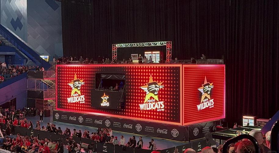 NBL晒鹈鹕澳大利亚赛地板铺装过程视频！全是美国空运来的！