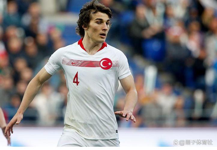 土耳其世预赛名单:恰尔汗奥卢、居勒尔、伊尔迪兹、乌尊在列