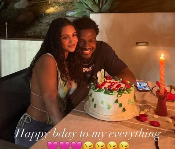 甜蜜小情侣!詹姆斯小儿子布莱斯转发与女友亲密拥抱合照