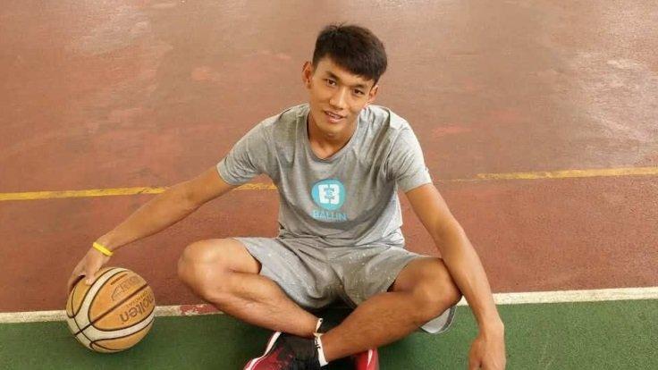 矣进宏帮助大山男孩：碎石扎向脚底 却扎不破望向篮筐的目光