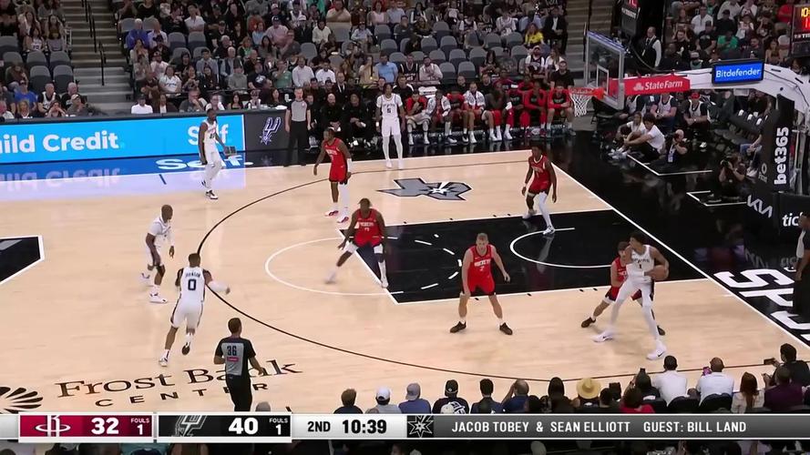 卡斯尔:文班亚马看起来状态好极了 他整个夏天都在拼命训练