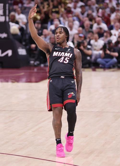 伤兵满营!记者:希罗&罗齐尔&戴维恩-米切尔等5人缺席热火训练