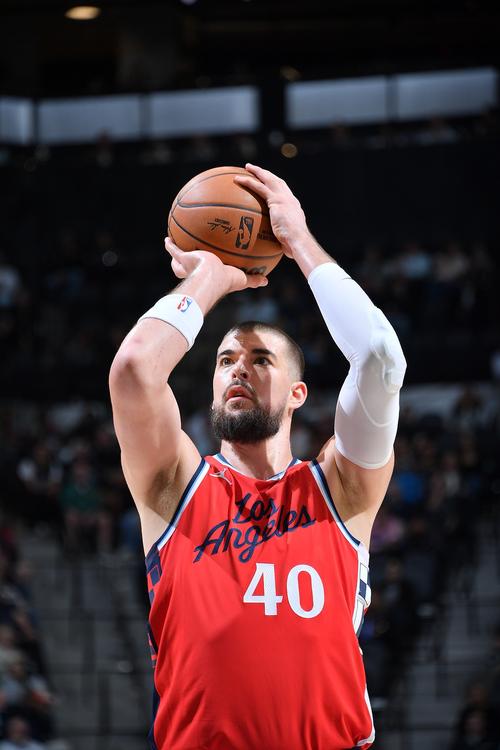 得分组织一把抓!布克半场小试牛刀 9投4中得14分2板5助