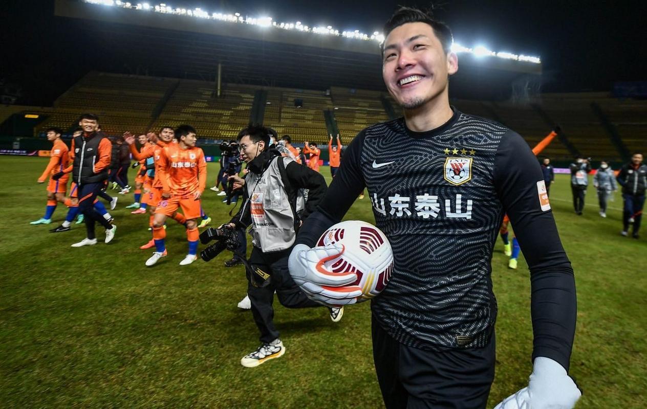 里程碑,36岁王大雷领取两件中国顶级联赛出场数纪念球衣