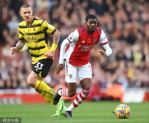 邮报:热刺边卫波罗被球迷的电子烟砸中,捡起来假装抽了两口