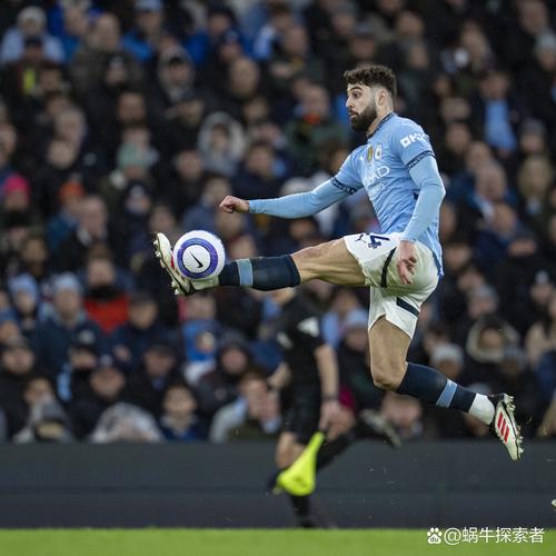 奥卡福对阵热刺进球时,球门边上出现一个沙滩球⚽