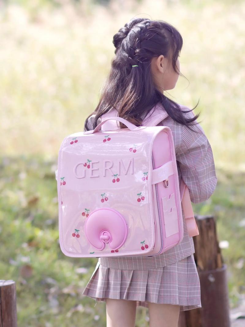 太喜感了！杨瀚森全神贯注模仿啦啦队跳舞 粉色书包真显小又吸睛