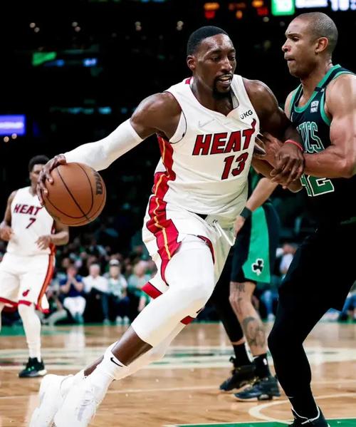 文班:与KG训练很有意思 他对队友/对手/裁判/媒体关系有独到见解