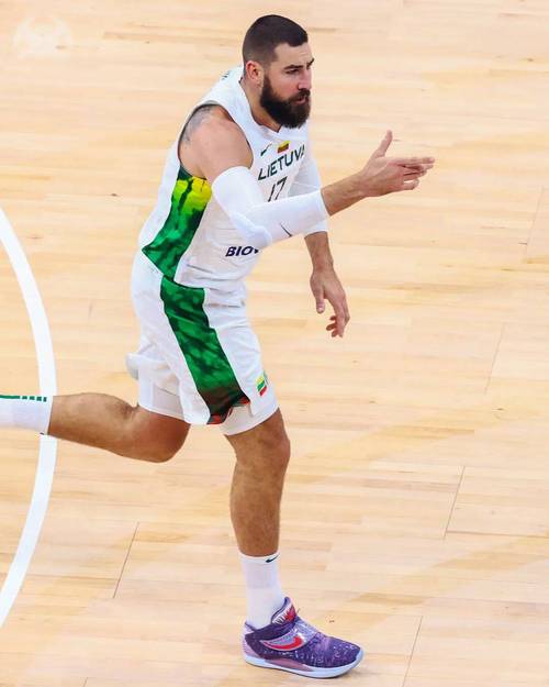 约基奇:瓦兰很有天赋绝对是个威胁 他更像是另一个版本的我